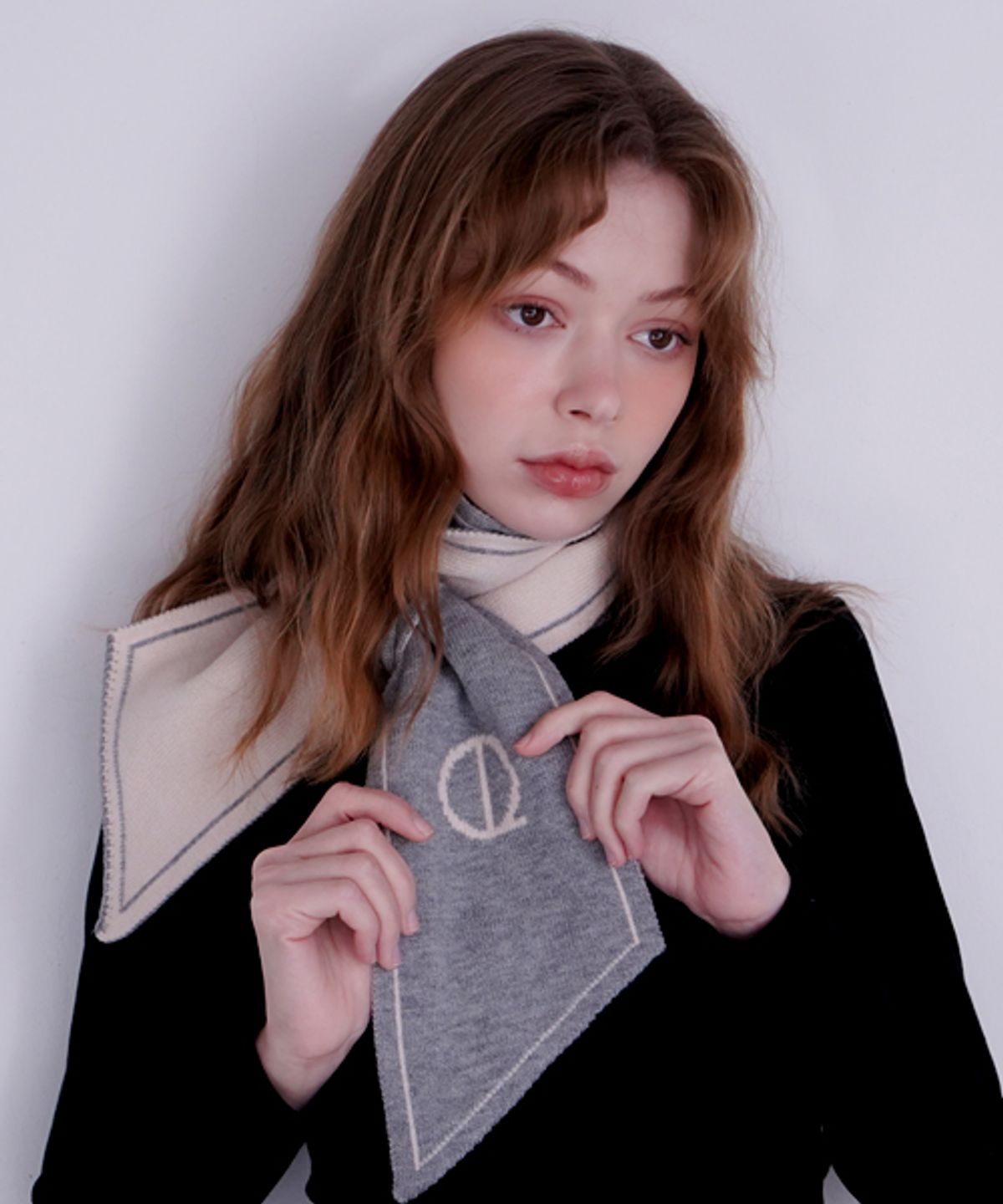 루이까또즈스카프(LOUIS QUATORZE SCARF) 노벨솔리드 쁘띠 니트 머플러