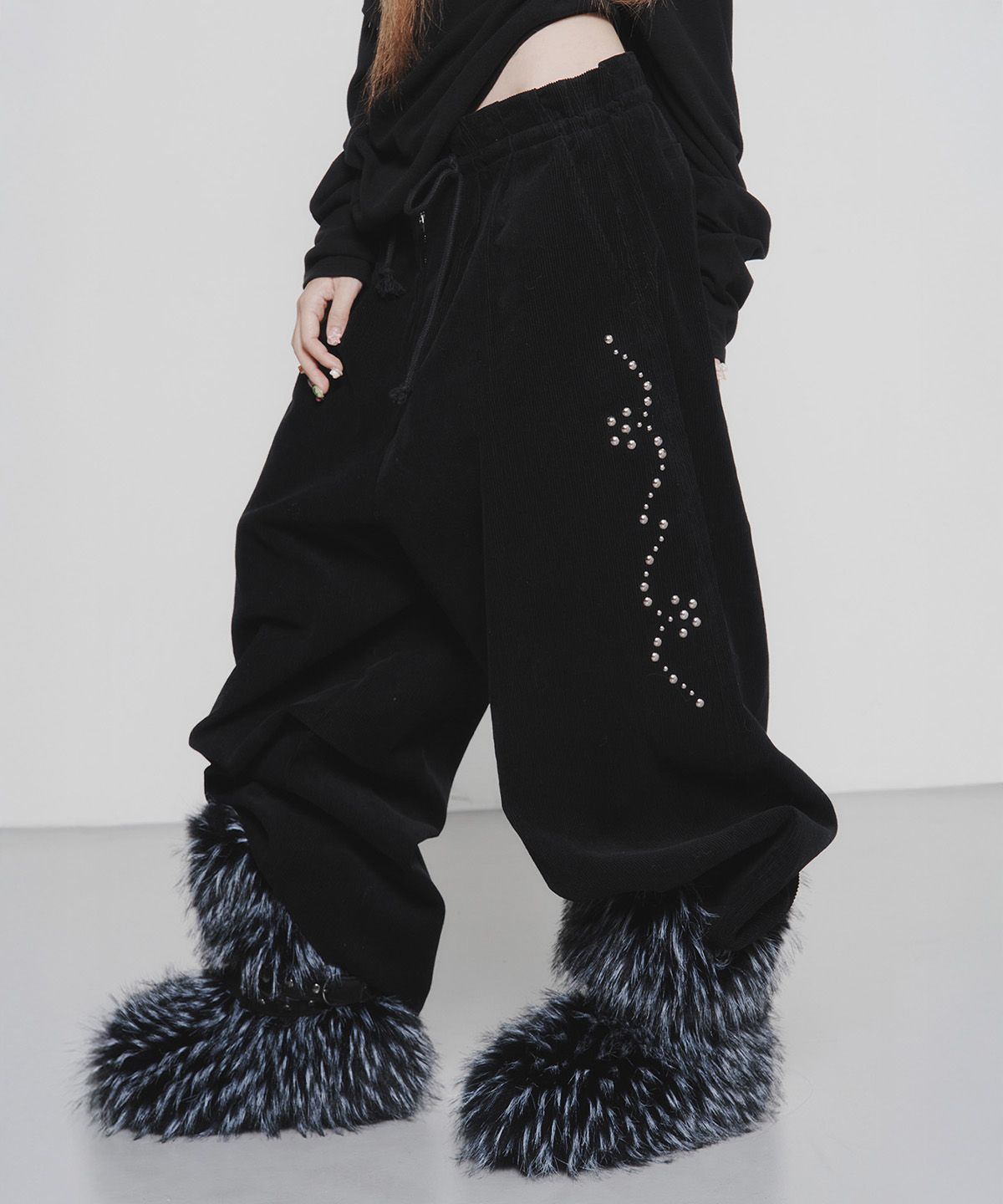 다이닛(DEINET) STUD CORDUROY PANTS IN BLACK