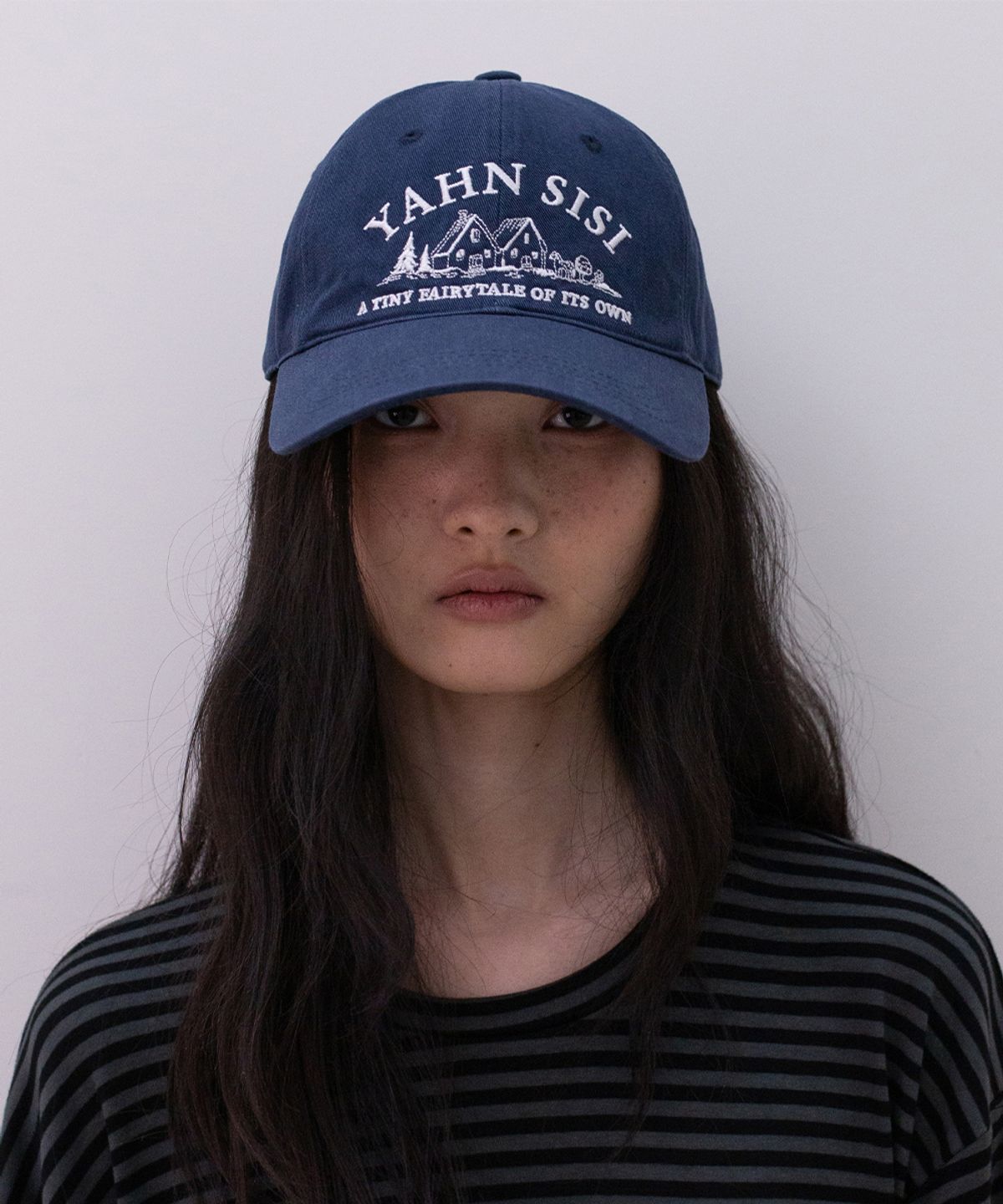 얀시시(YAHNSISI) 얀시시 빌리지 볼캡 - 네이비