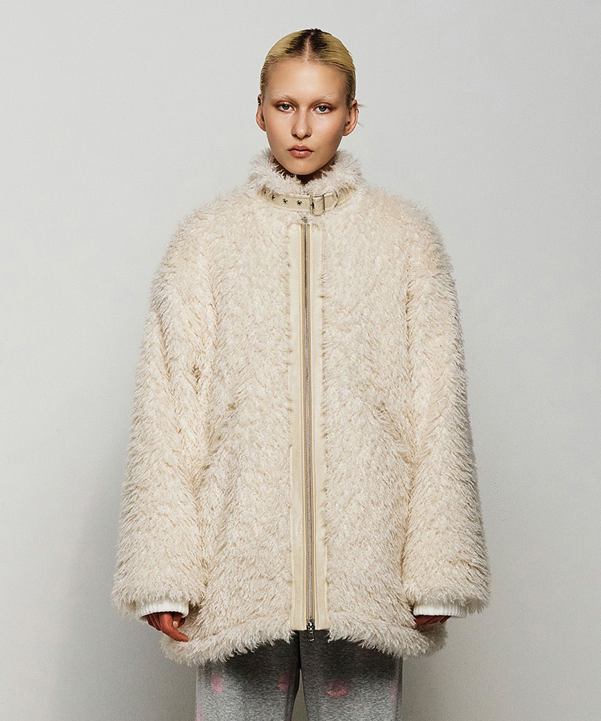 다이닛(DEINET) BIZZO POINT FAUX FUR JUMPER IN IVORY