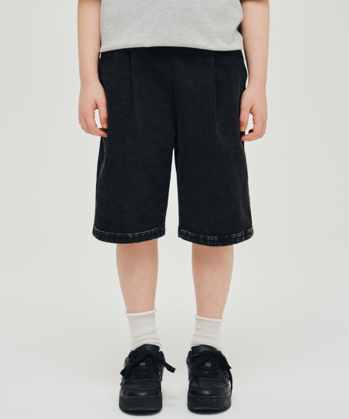 무신사 스탠다드 키즈(MUSINSA STANDARD KIDS) 데님 저지 원 턱 와이드 밴딩 쇼츠 [워시드 블랙]