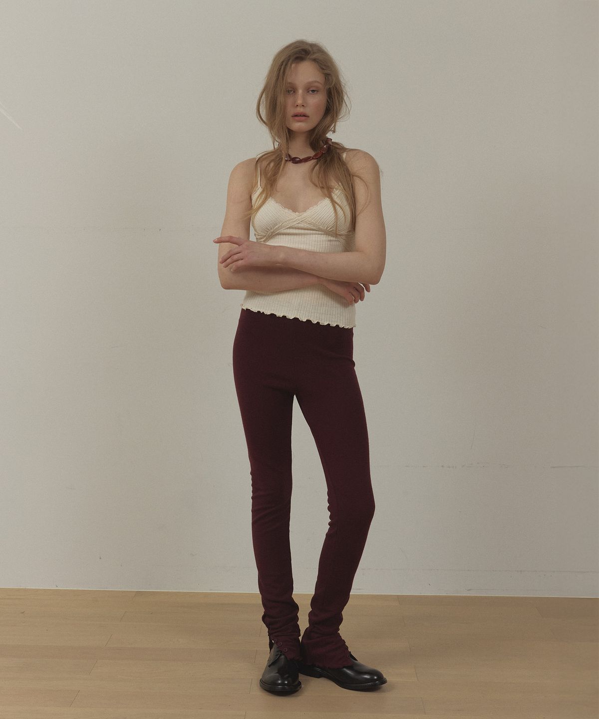 론크(LONQUE) WINTER BUTTON SLIT SHIRRING LEGGINGS (WINE)