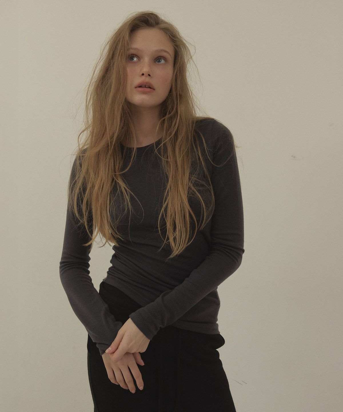 론크(LONQUE) WOOL ROUND SPAN UNBALANCE LONG SLEEVE T SHIRT (CHARCOAL)