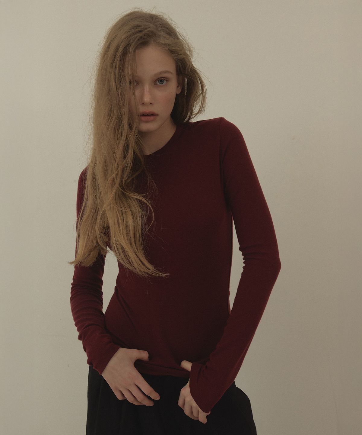 론크(LONQUE) WOOL ROUND SPAN UNBALANCE LONG SLEEVE T SHIRT (WINE)
