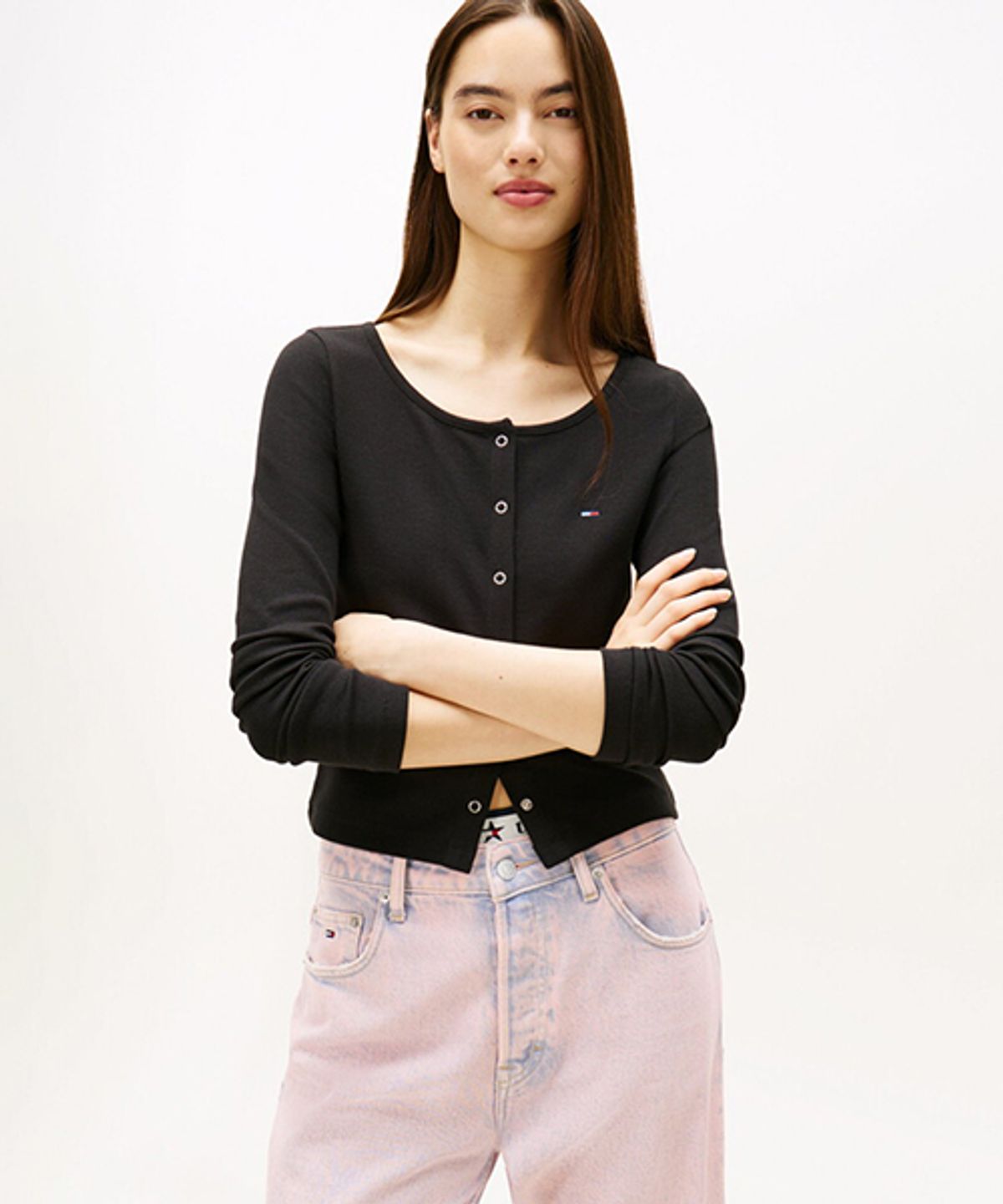 타미진스(TOMMY JEANS) 리브 스냅 버튼 롱 슬리브 티셔츠 (T32G0TTO01TWT2BDS)