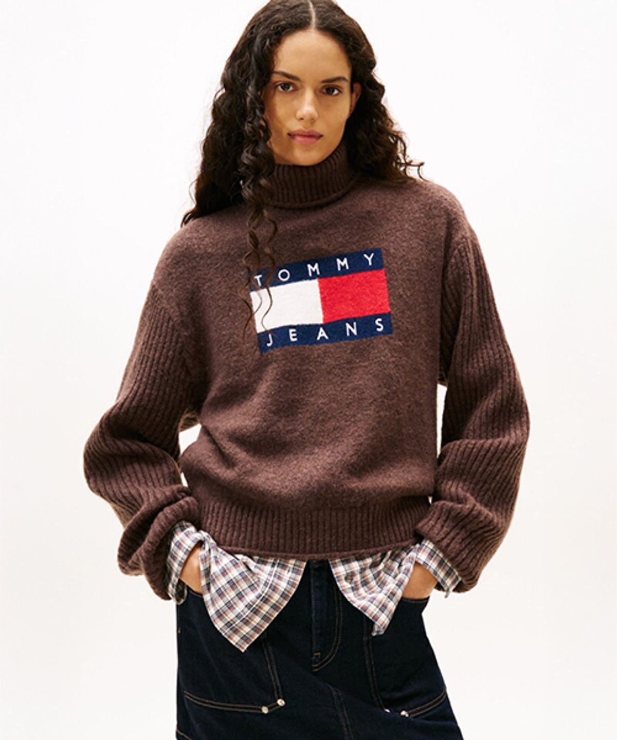 타미진스(TOMMY JEANS) 터틀넥 플래그 스웨터 (T32G0KTO11TWT1GW1)