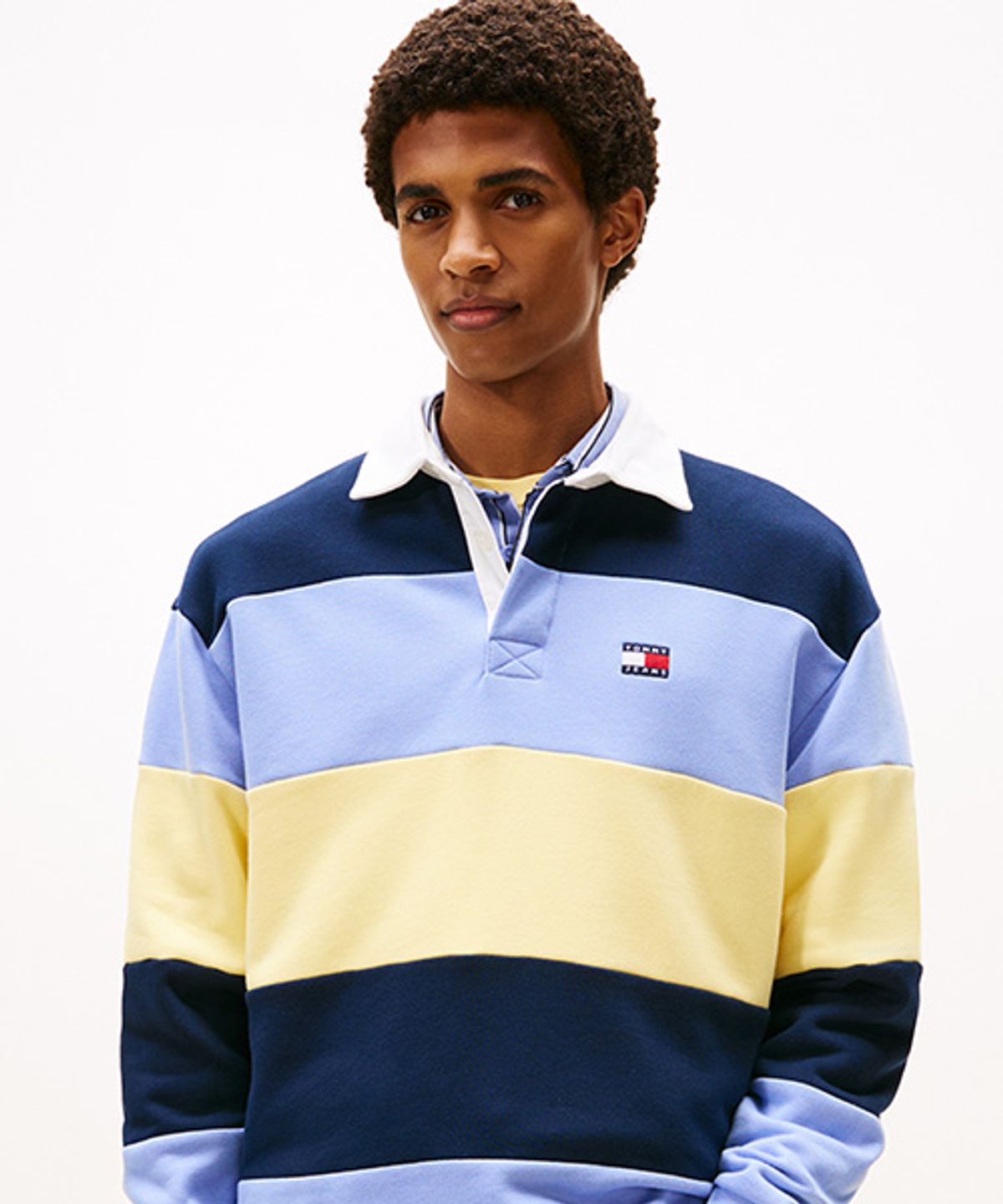타미진스(TOMMY JEANS) 릴렉스 배지 스트라이프 럭비 티셔츠 (T32G0TKT10TMT10AP)