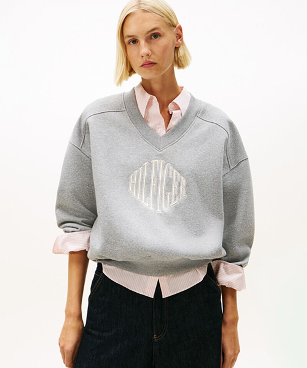 타미힐피거(TOMMY HILFIGER) 바시티 브이넥 플리스 스웨트 셔츠 (T22G0TTO001WT1P61)