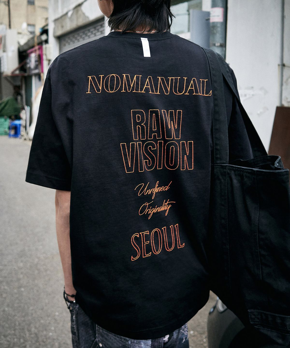 노매뉴얼(NOMANUAL) N.I T-SHIRT - BLACK