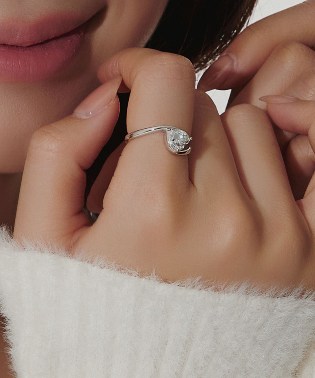 엘렌쥬얼리(HELENE JEWELRY) Silver 925 1캐럿 웨이브 하트 컷 모이사나이트 미스 링 반지