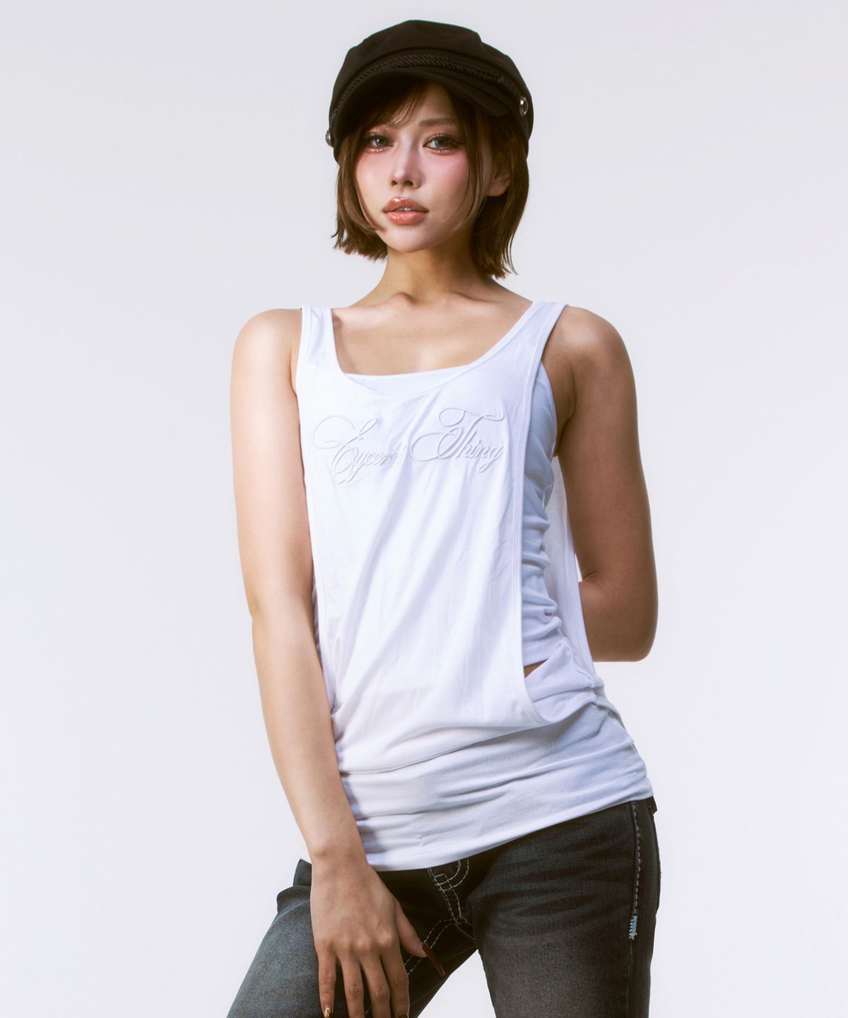 이와이이알(EYEER) Script Logo Deep U-Neck Sleeveless - White