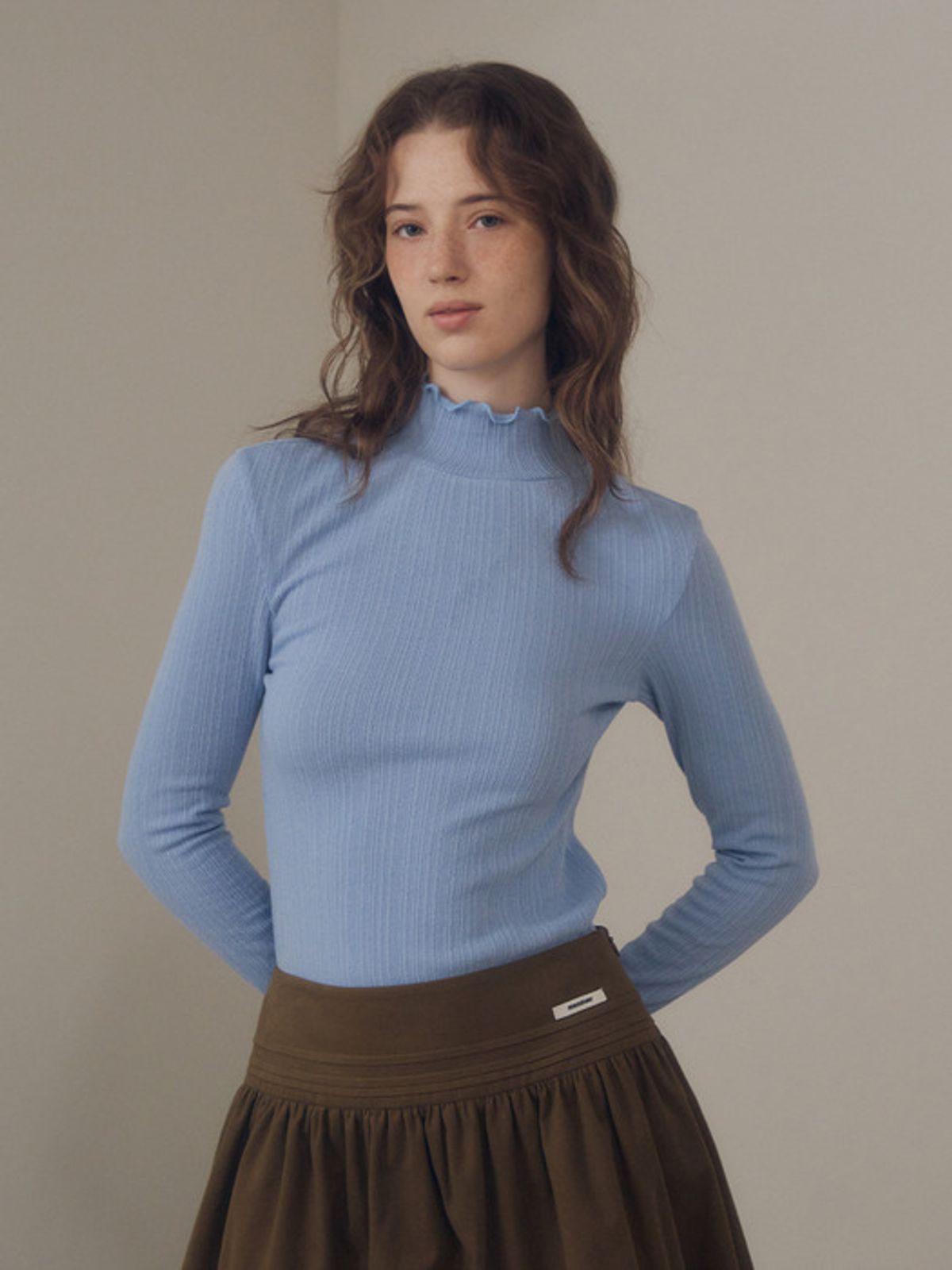 뮈뮈에르(MUEMUER) Frill Embroidery Layered Turtlneck T-Shirt MU2599TS906M