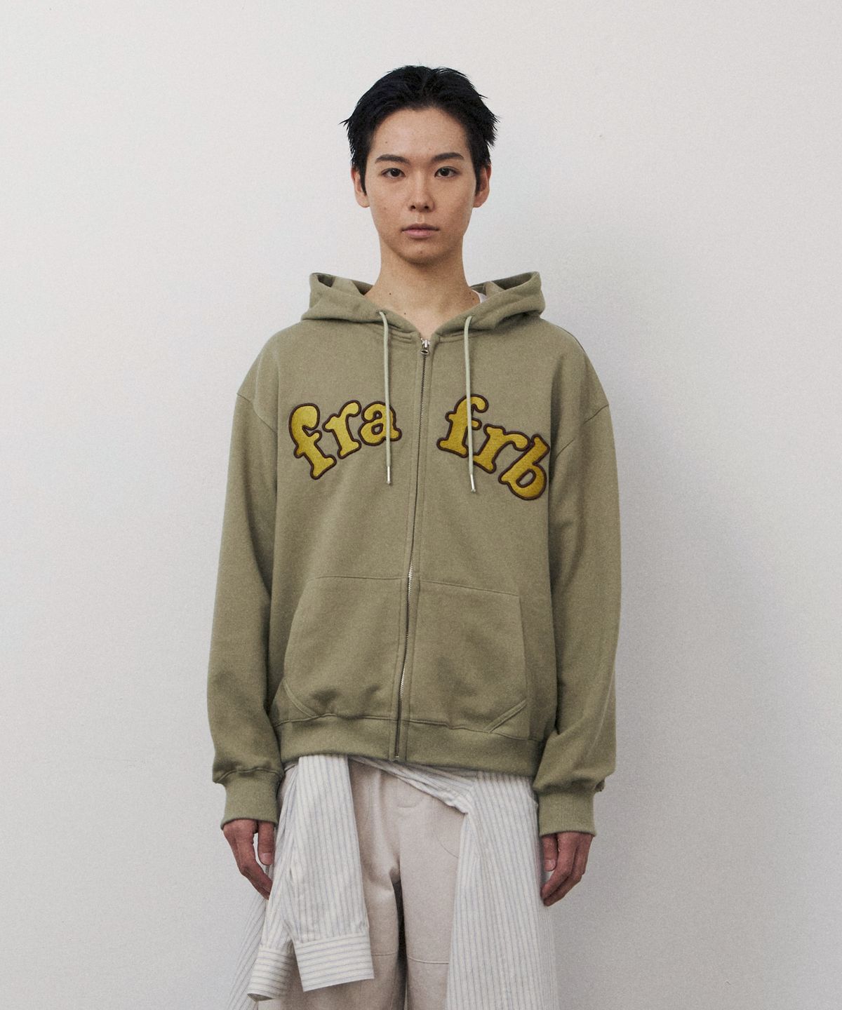 프라프랍(FRAFRB) EMB 타이포 후드 집업 [카키]