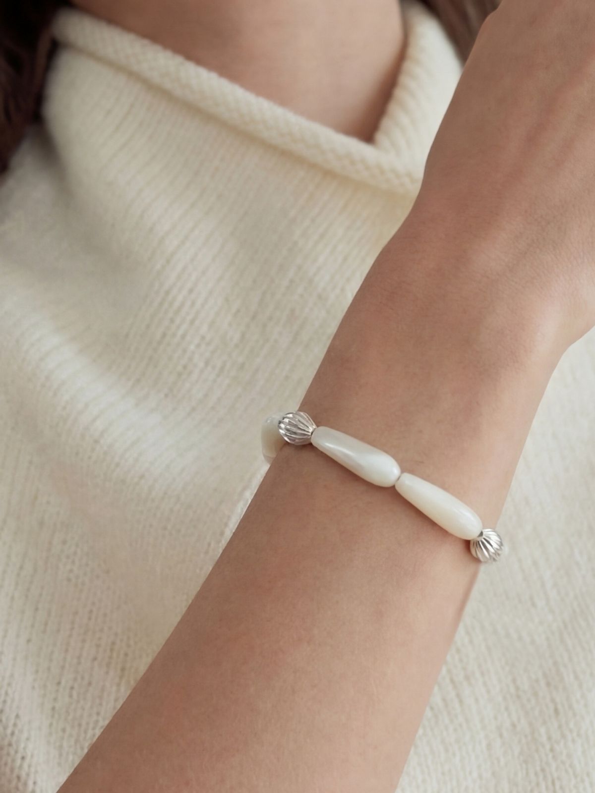 리엔느와르(leeENoir) Glow White Shell Bracelet