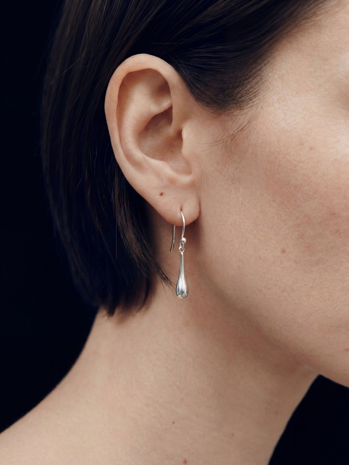 리엔느와르(leeENoir) Drop Hook Earring