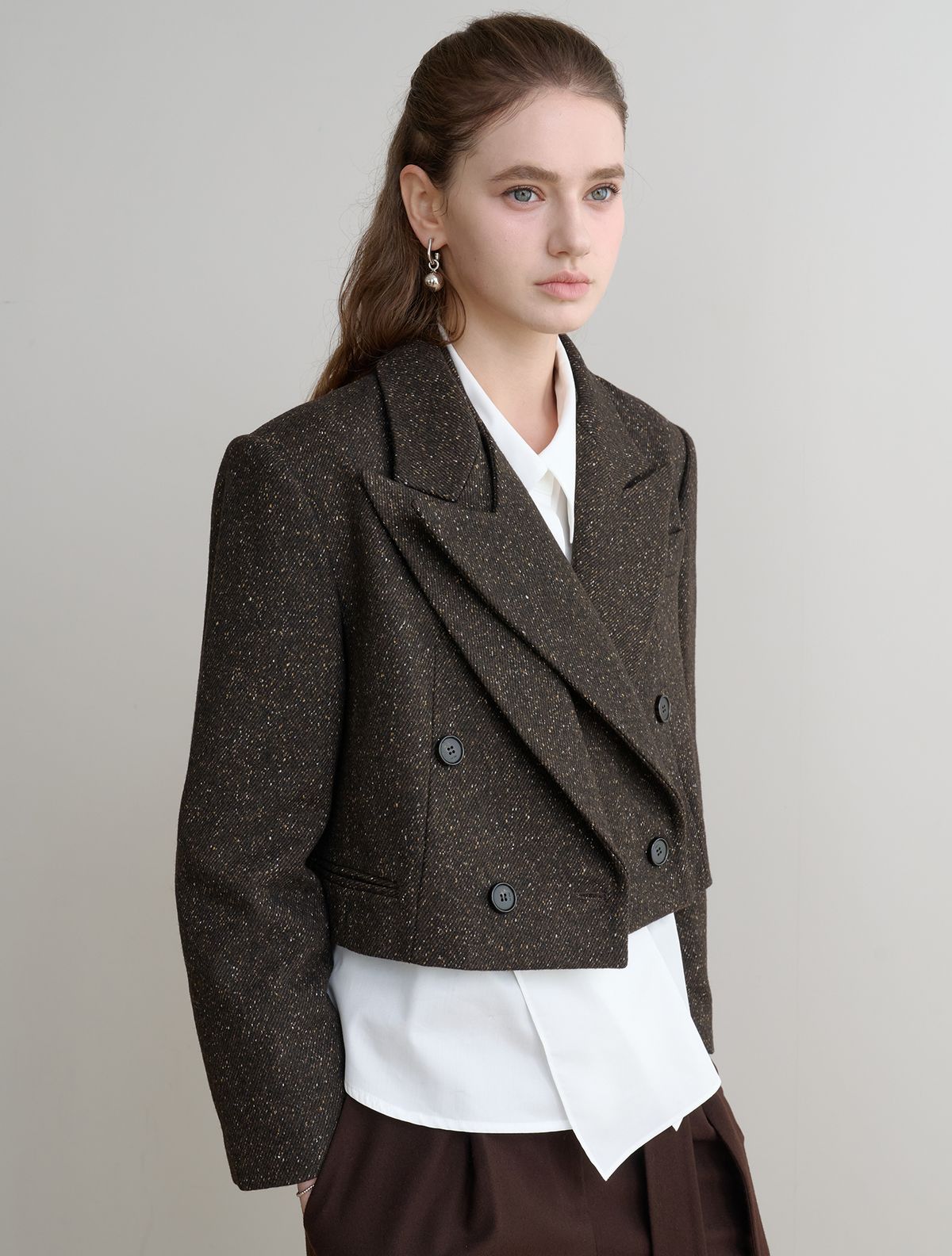 르이엘(LE YIEL) Peaked Collar Wool Crop Jacket_Brown 피크드 카라 울 크롭 자켓_브라운
