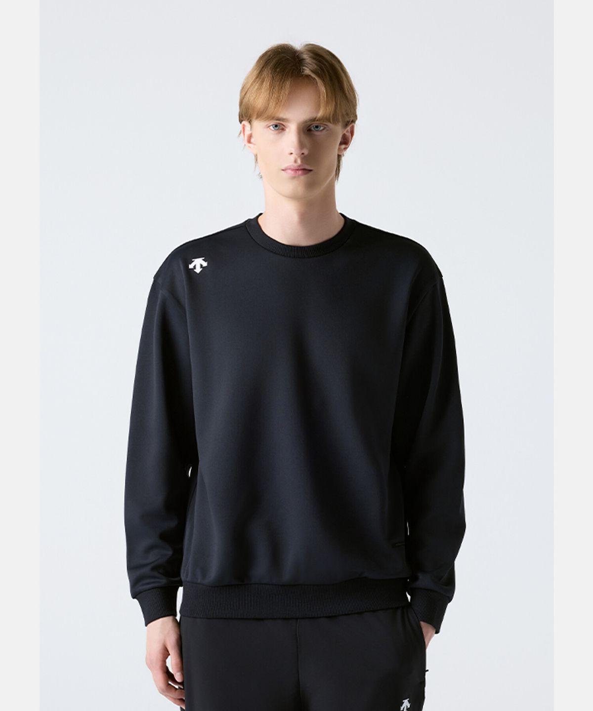 데상트(DESCENTE) 트레이닝 라운드 넥 맨투맨 블랙 SR121THT11