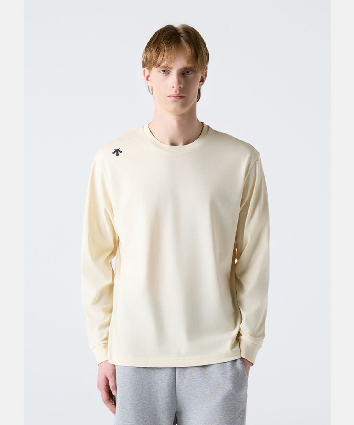 데상트(DESCENTE) 스피릿 백그래픽 긴팔 티셔츠 아이보리 SR123UTL13