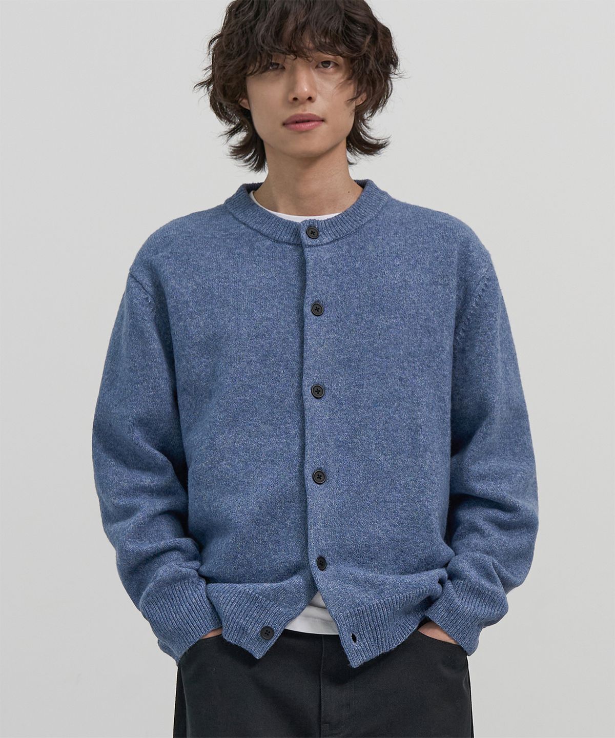 엑스컨테이너(EXCONTAINER) 미니멀 버튼 라운드넥 크롭 가디건 (BLUE)