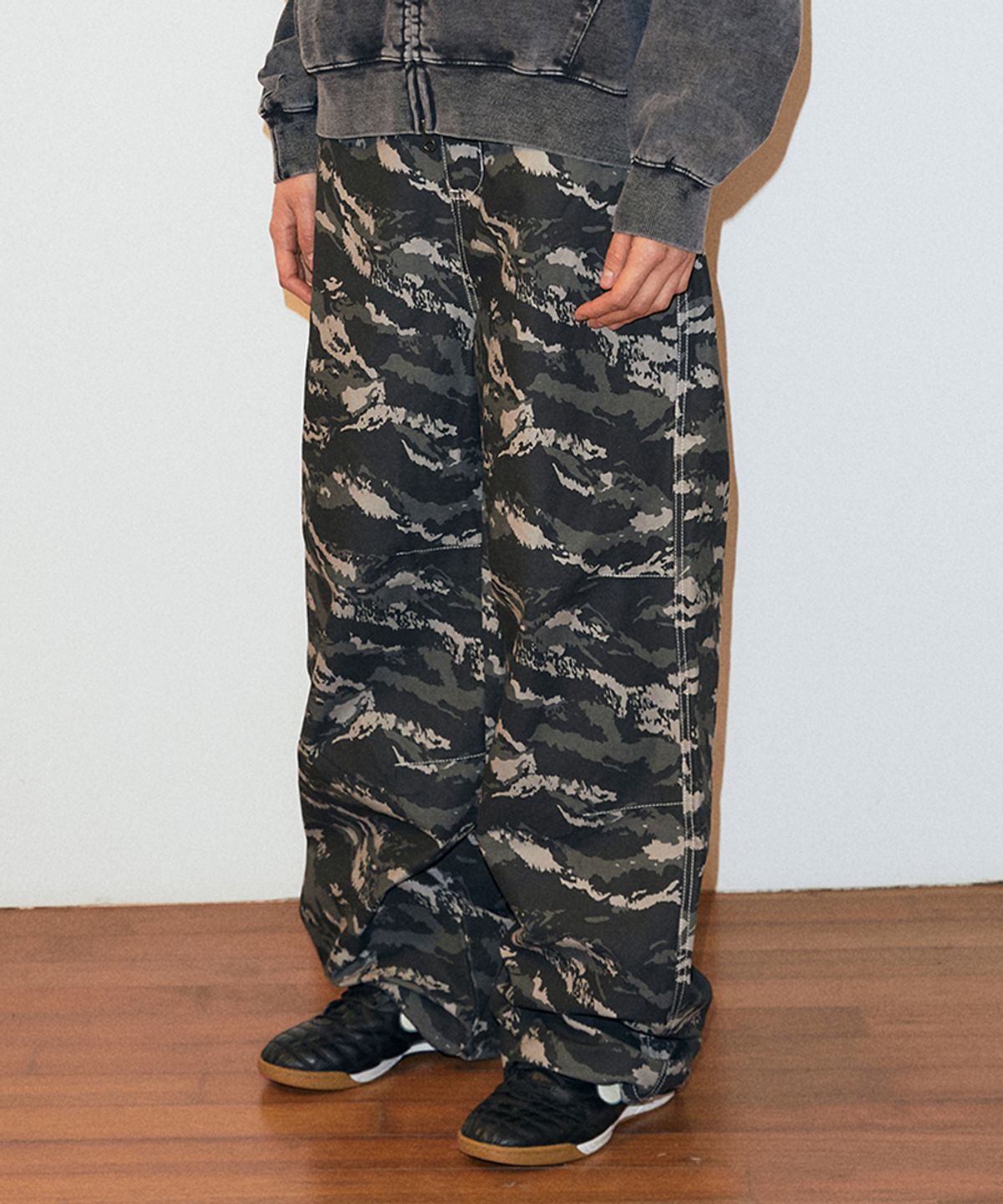 마하그리드(MAHAGRID) TIGER CAMO WIDE PANTS KHAKI(MG2GSMPA11A)