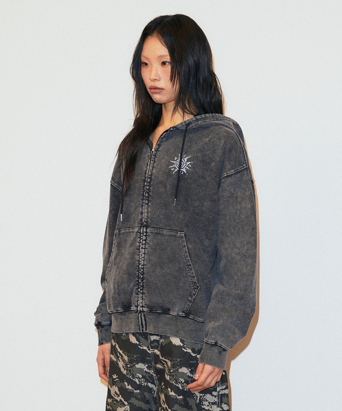 마하그리드(MAHAGRID) WASHED SOLAR APPLIQUE ZIP UP HOODIE CHARCOAL(MG2GSFM481A)