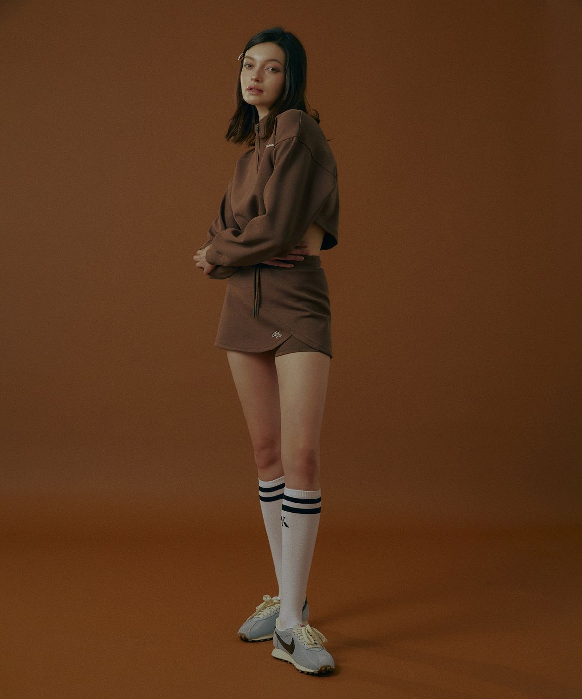 엠페브(MFAV) 헤리티지 하프집 크롭 스웻셔츠+스커트 믹스 쇼츠 브라운