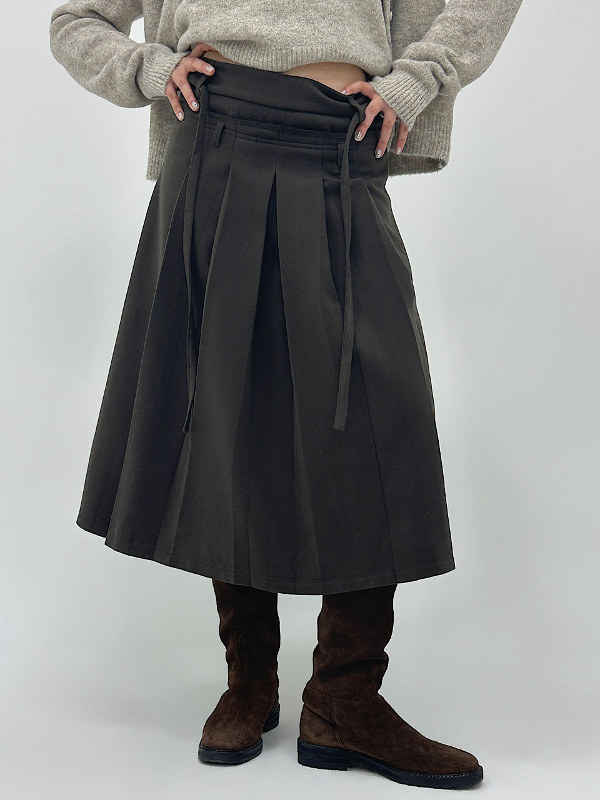 아포엠(APOEM) Strap Line Pleated Skirt (2C)
