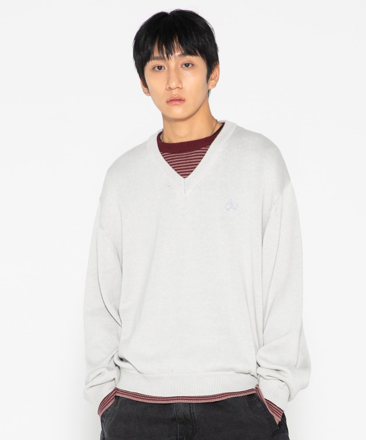 엑스톤즈(XTONZ) XTK180 스트라이프 레이어드 브이넥 풀오버 니트 (GRAY)