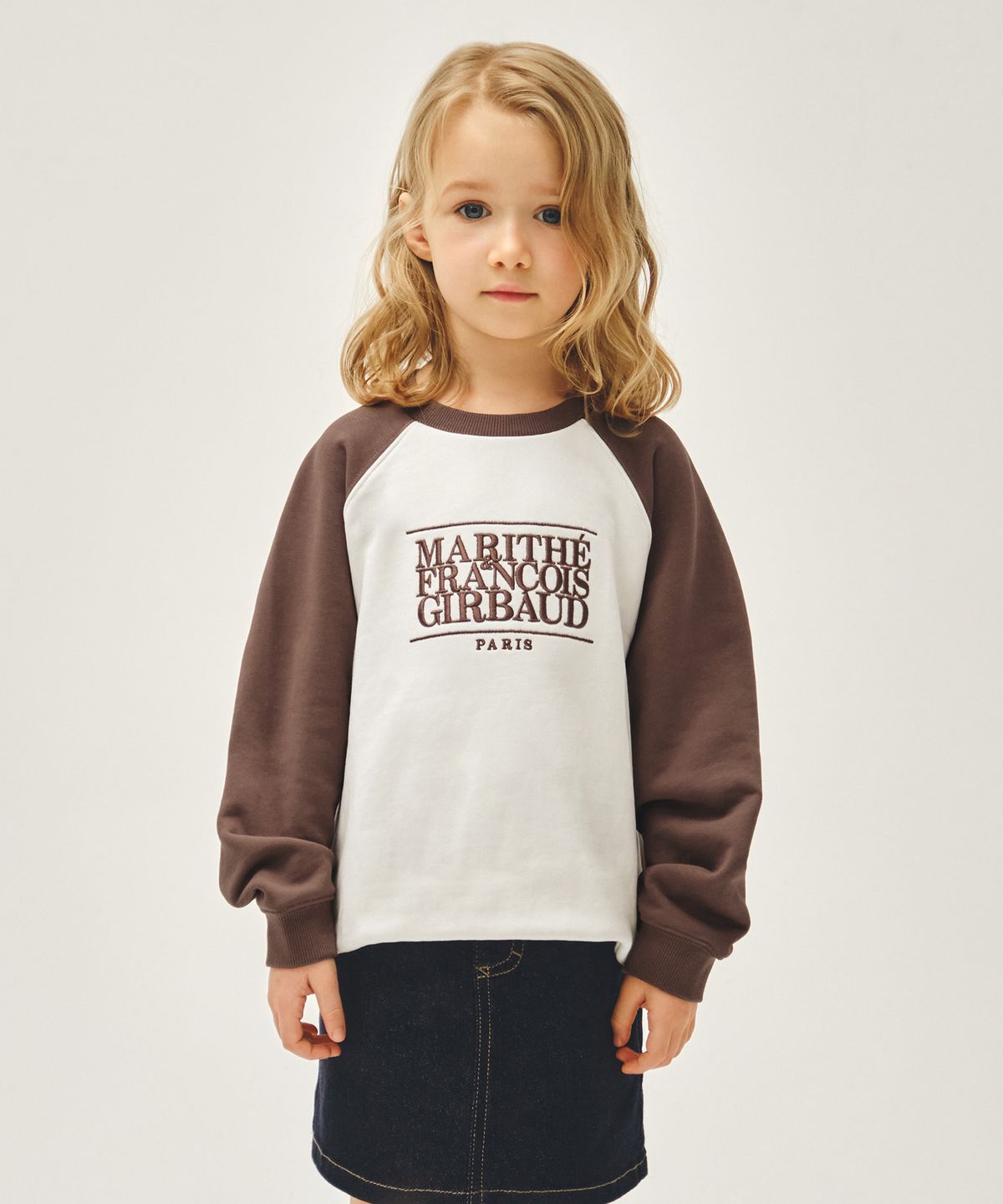 마리떼 키즈(MARITHÉ KIDS) KIDS CLASSIC LOGO COLOR BLOCK RAGLAN SWEATSHIRT brown