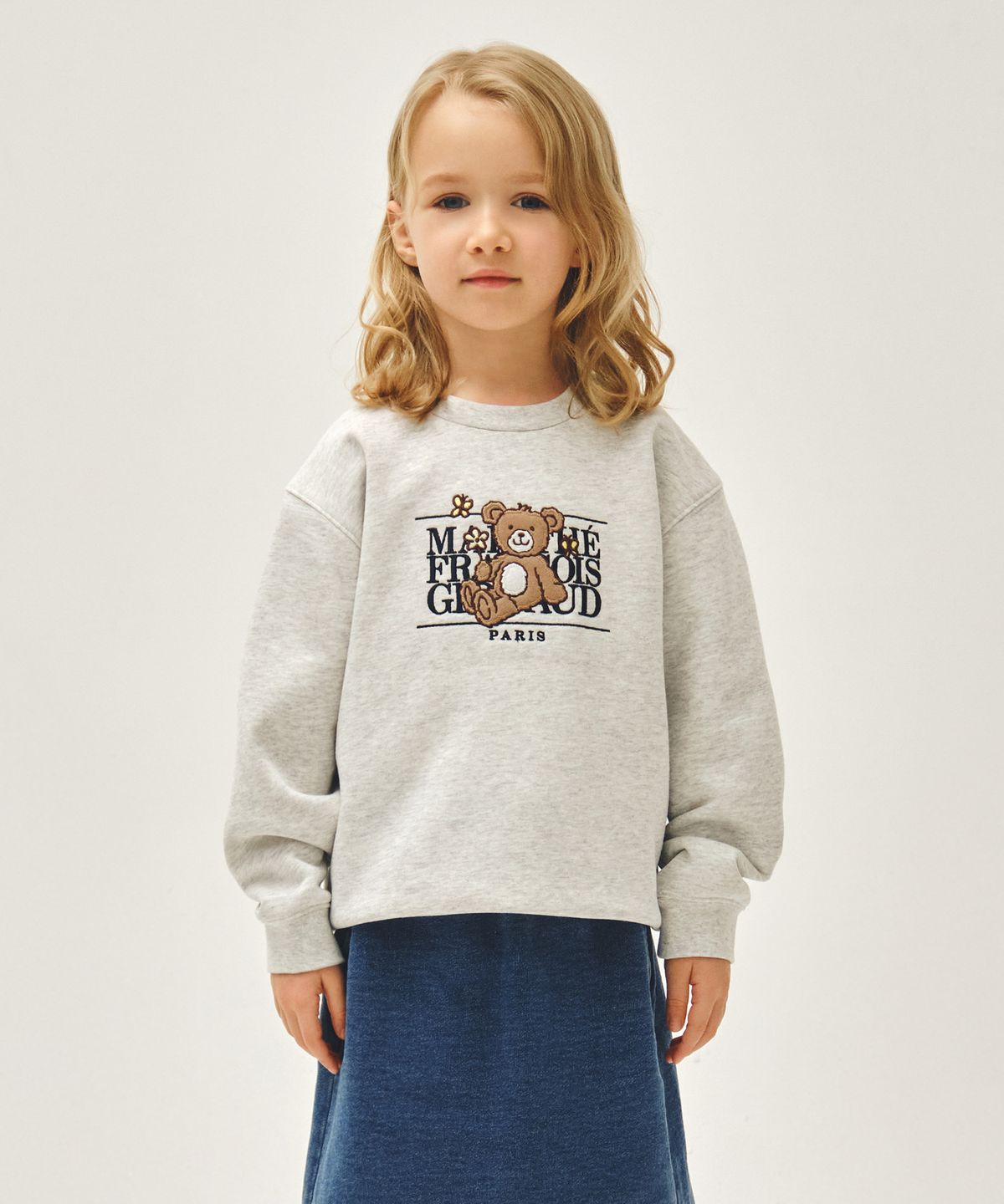 마리떼 키즈(MARITHÉ KIDS) KIDS FLOWER BEAR CLASSIC LOGO REGEN SWEATSHIRT light heather gray