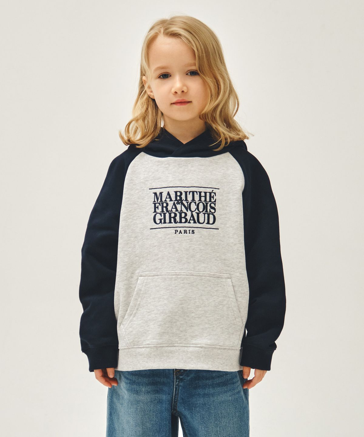 마리떼 키즈(MARITHÉ KIDS) KIDS CLASSIC LOGO COLOR BLOCK RAGLAN HOODIE navy