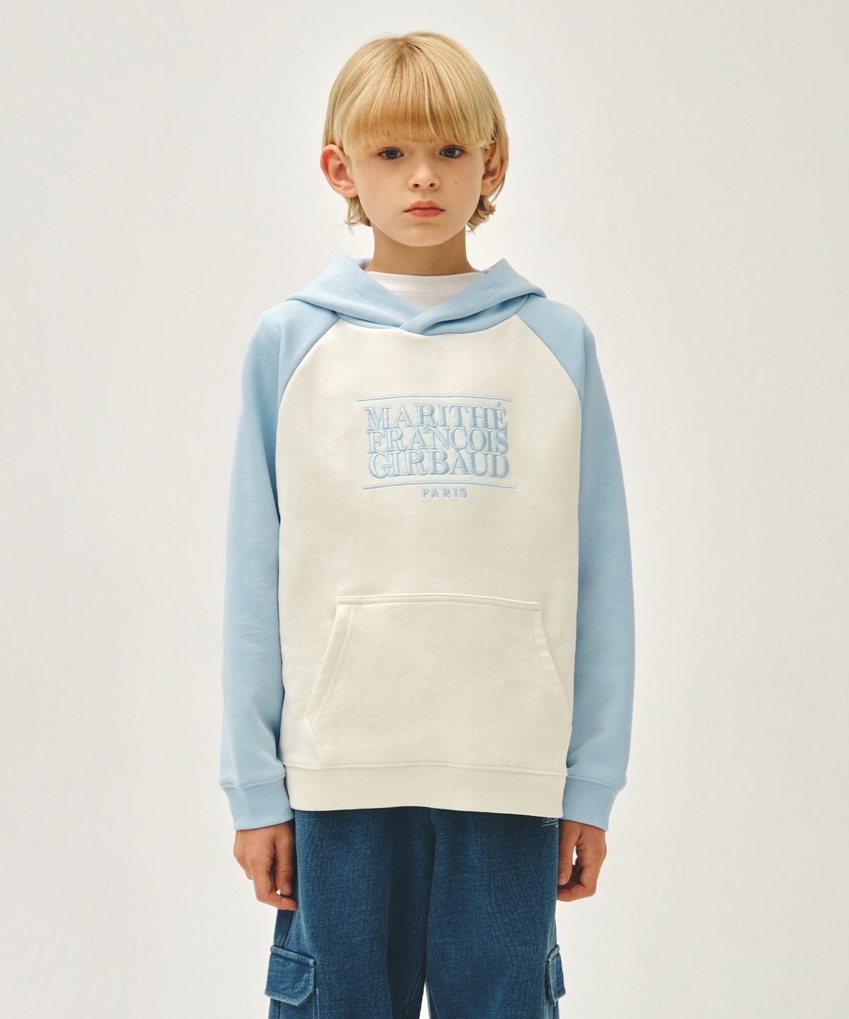 마리떼 키즈(MARITHÉ KIDS) KIDS CLASSIC LOGO COLOR BLOCK RAGLAN HOODIE light blue