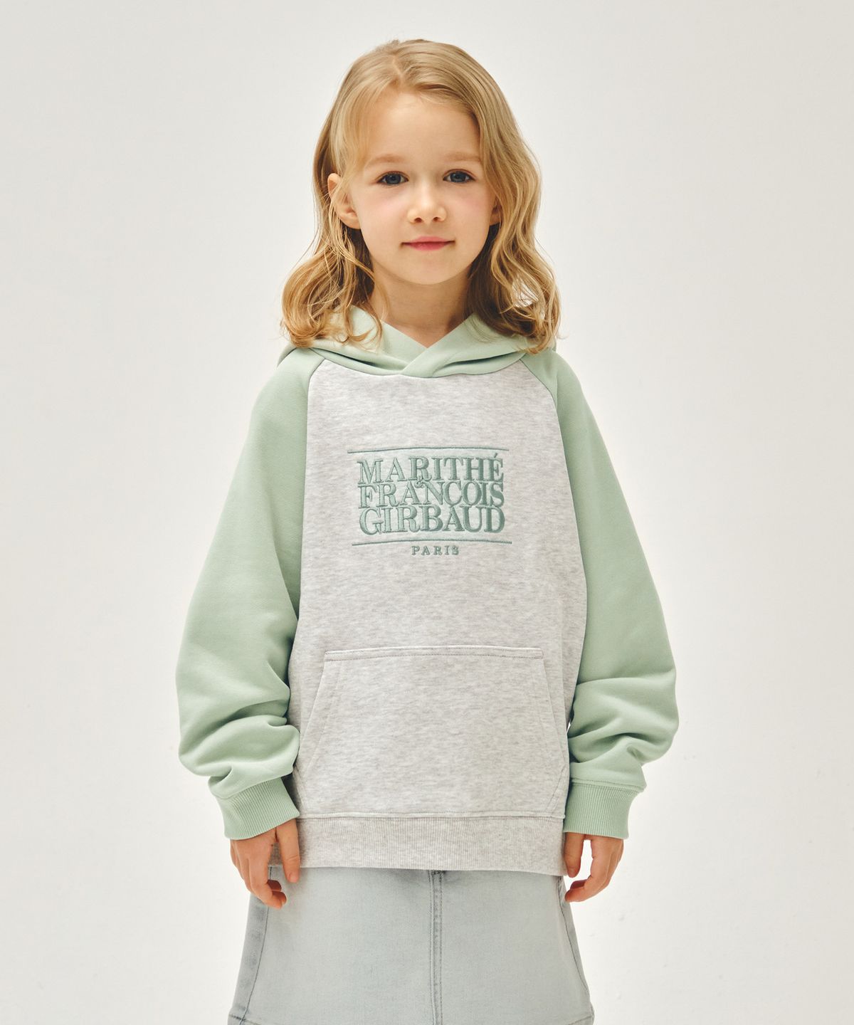 마리떼 키즈(MARITHÉ KIDS) KIDS CLASSIC LOGO COLOR BLOCK RAGLAN HOODIE gray mint
