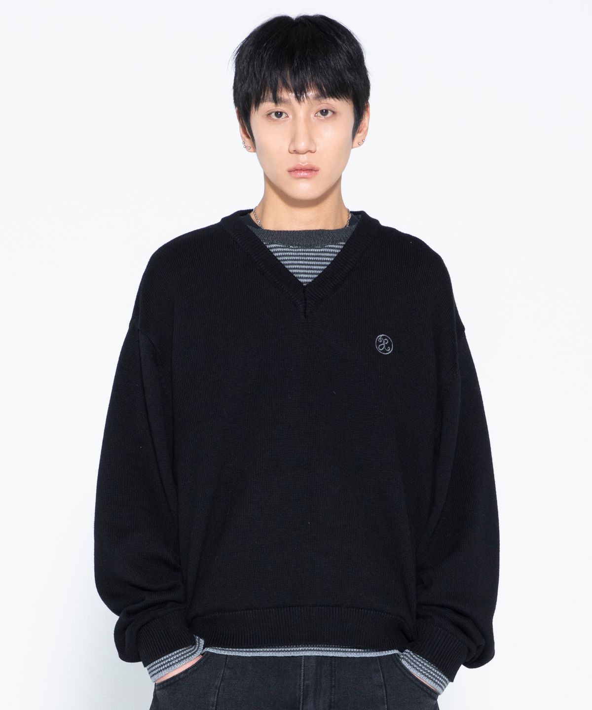 엑스톤즈(XTONZ) XTK180 스트라이프 레이어드 브이넥 풀오버 니트 (BLACK)