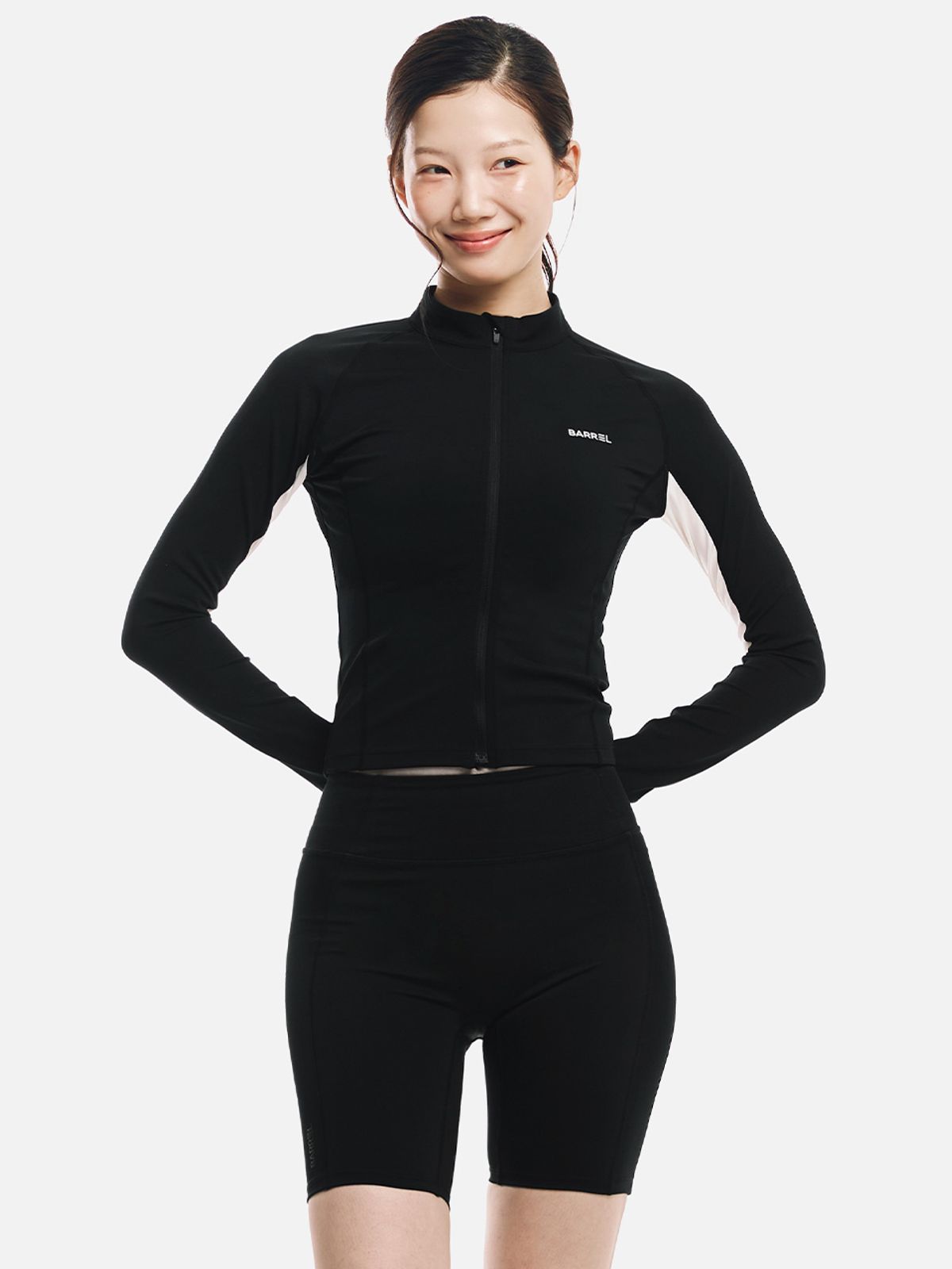 배럴(BARREL) 우먼 에센셜 배색 크롭 집업 래쉬가드 블랙 (B6SWWCZ002BLK)