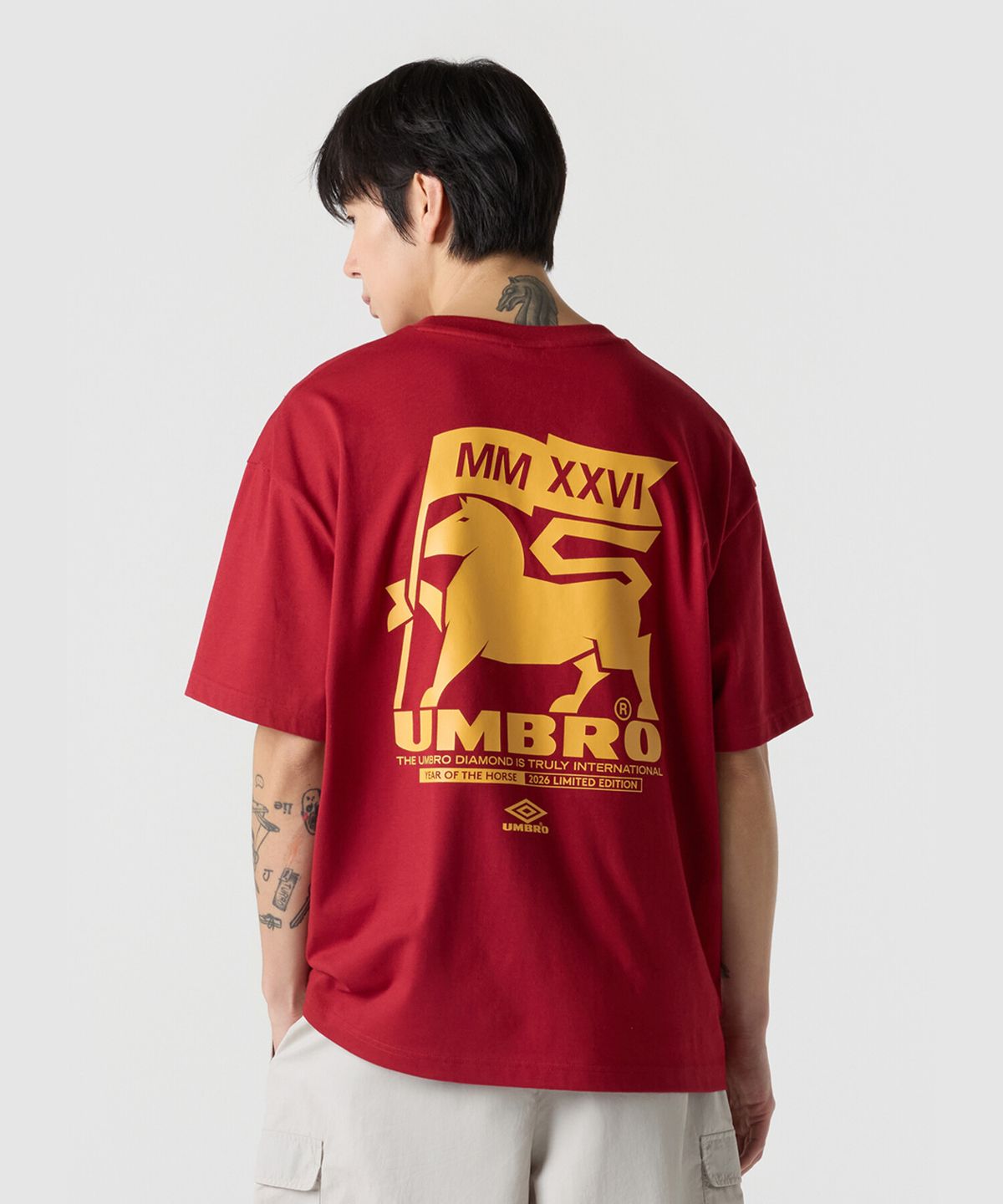 엄브로(UMBRO) [붉은말 에디션] Year of the Horse 반팔 티셔츠 레드 UR121CRS13