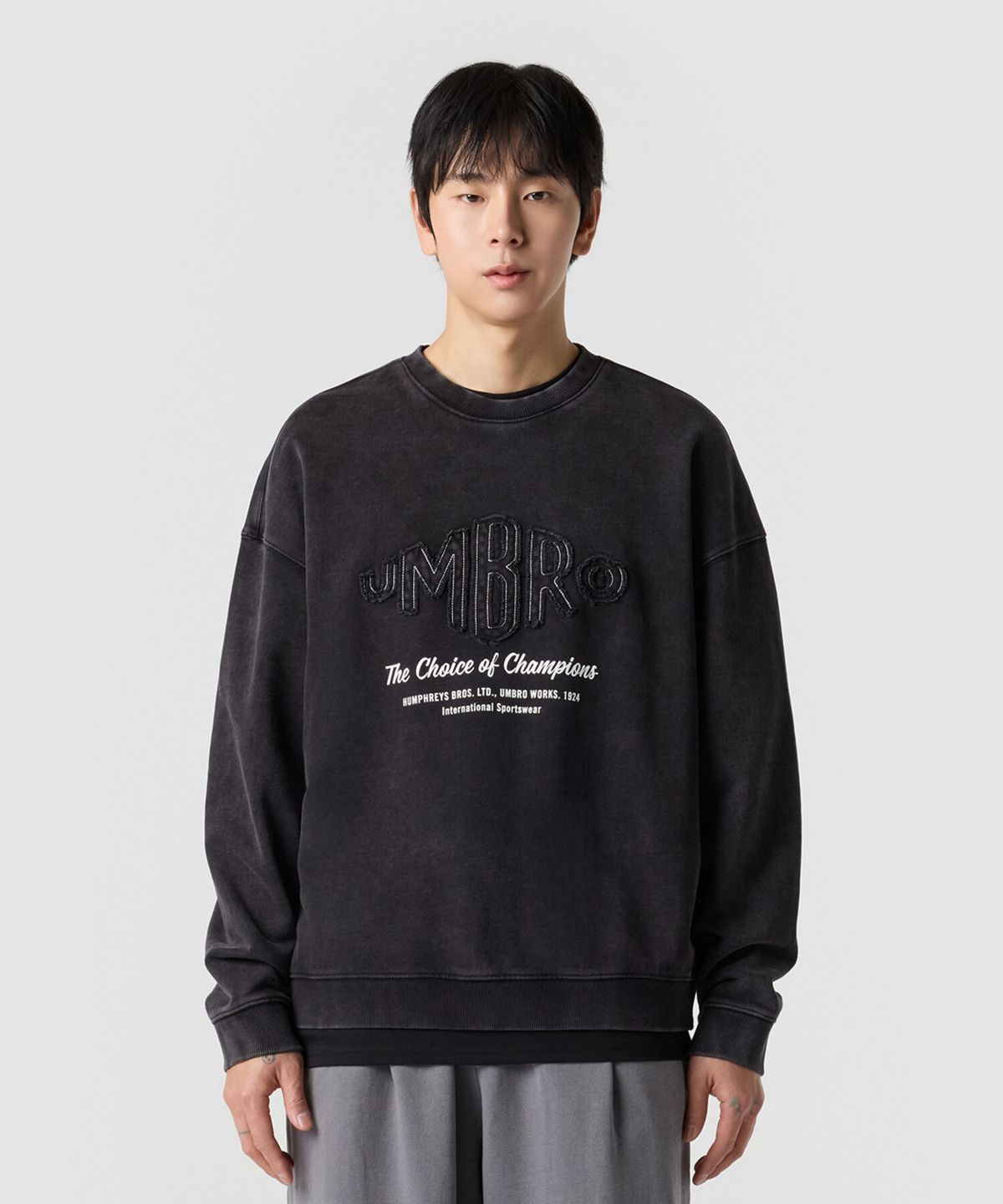 엄브로(UMBRO) HBL 엄그레이 빈티지 아플리케 맨투맨 차콜 UR121CFS21