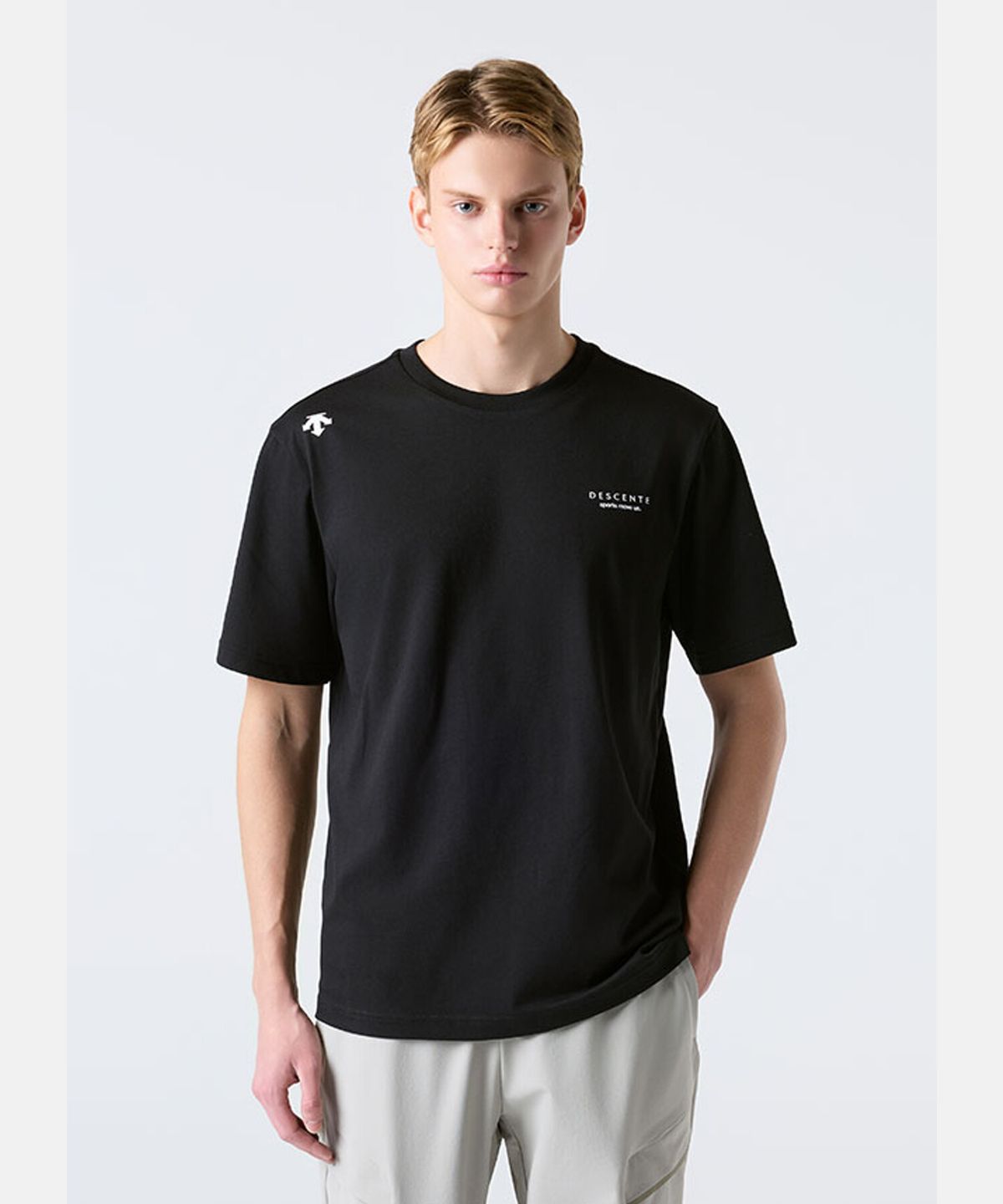 데상트(DESCENTE) 스몰 워딩 코튼 반팔 티셔츠 블랙 SR123UTS15