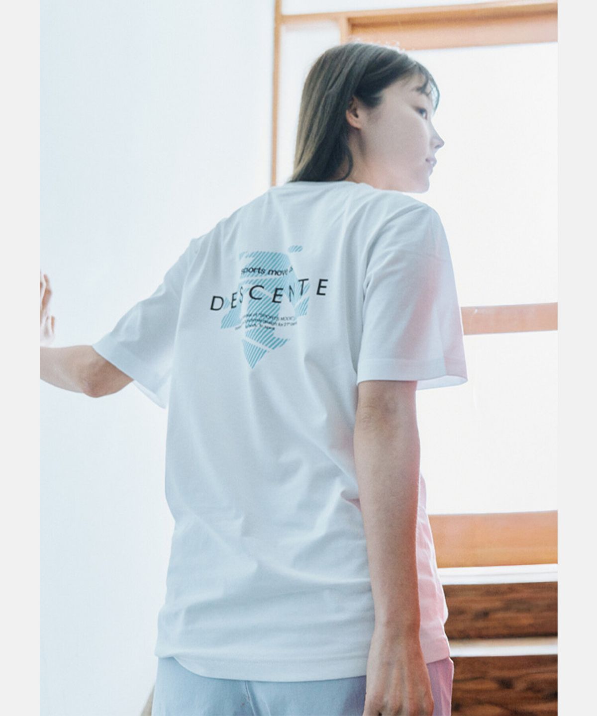 데상트(DESCENTE) 컴포트핏 백그래픽 반팔 티셔츠 화이트 SR123UTS16