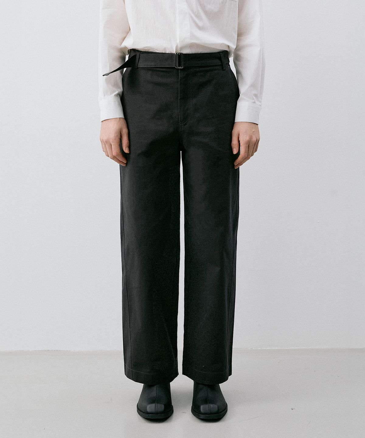 르엠토(L'EMTO) BELTED STRAIGHT CHINO PANTS_CHARCOAL