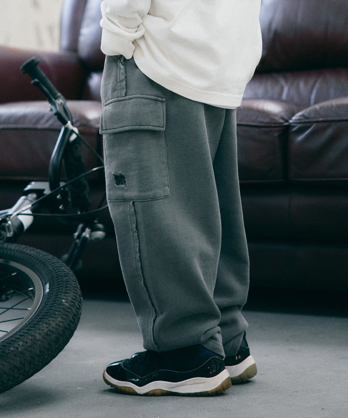 브라운브레스 키즈(BROWNBREATH KIDS) KIDS PIGMENT RAW CUT PANTS - CHARCOAL