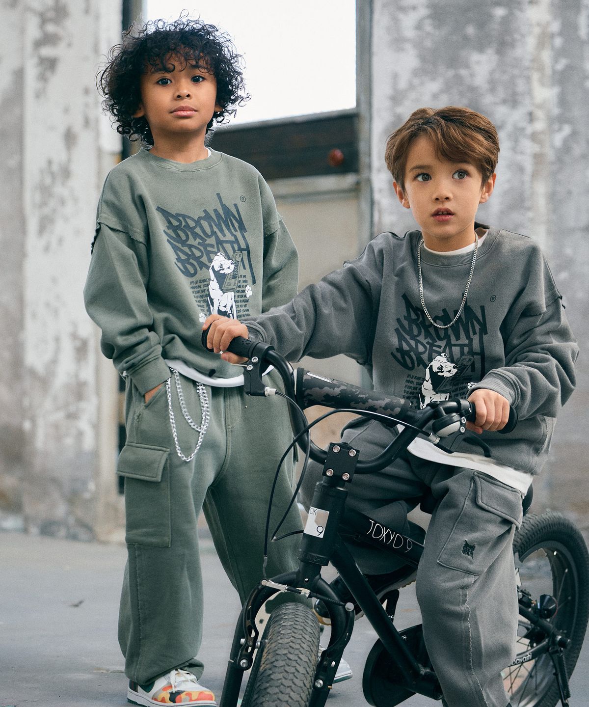 브라운브레스 키즈(BROWNBREATH KIDS) KIDS PIGMENT RAW CUT CREWNECK SETUP_2COLOR