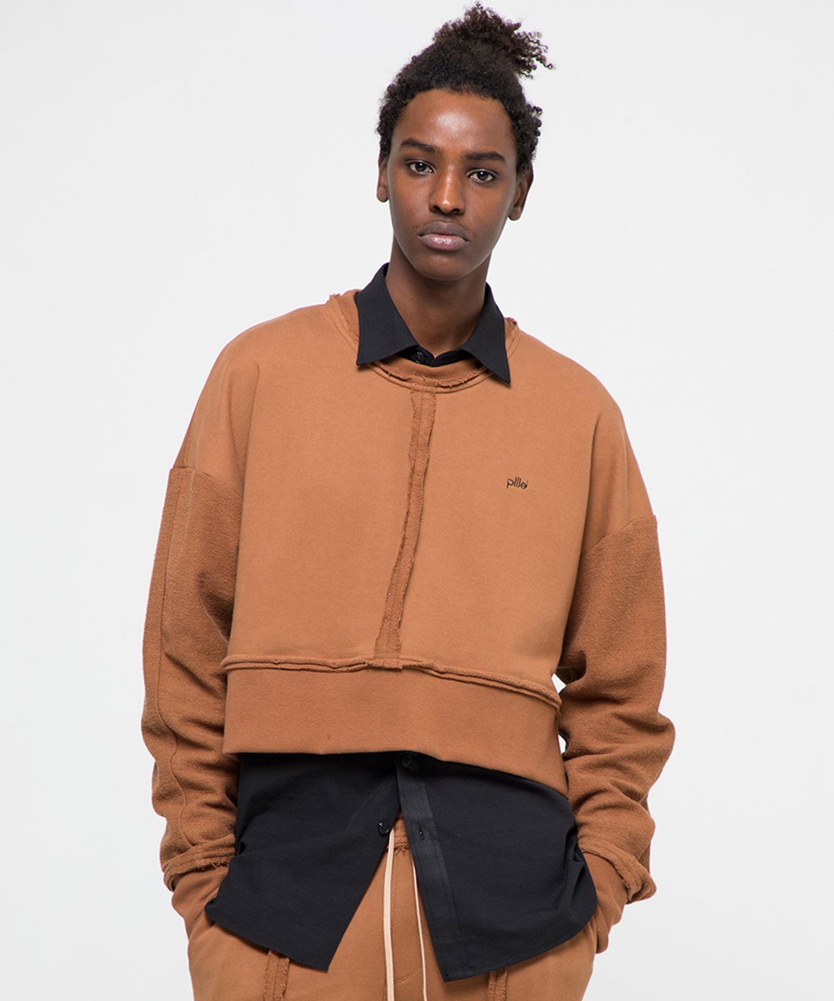 필레(PILLE) 절개 숏 맨투맨 [ TOP_MM01BR ]