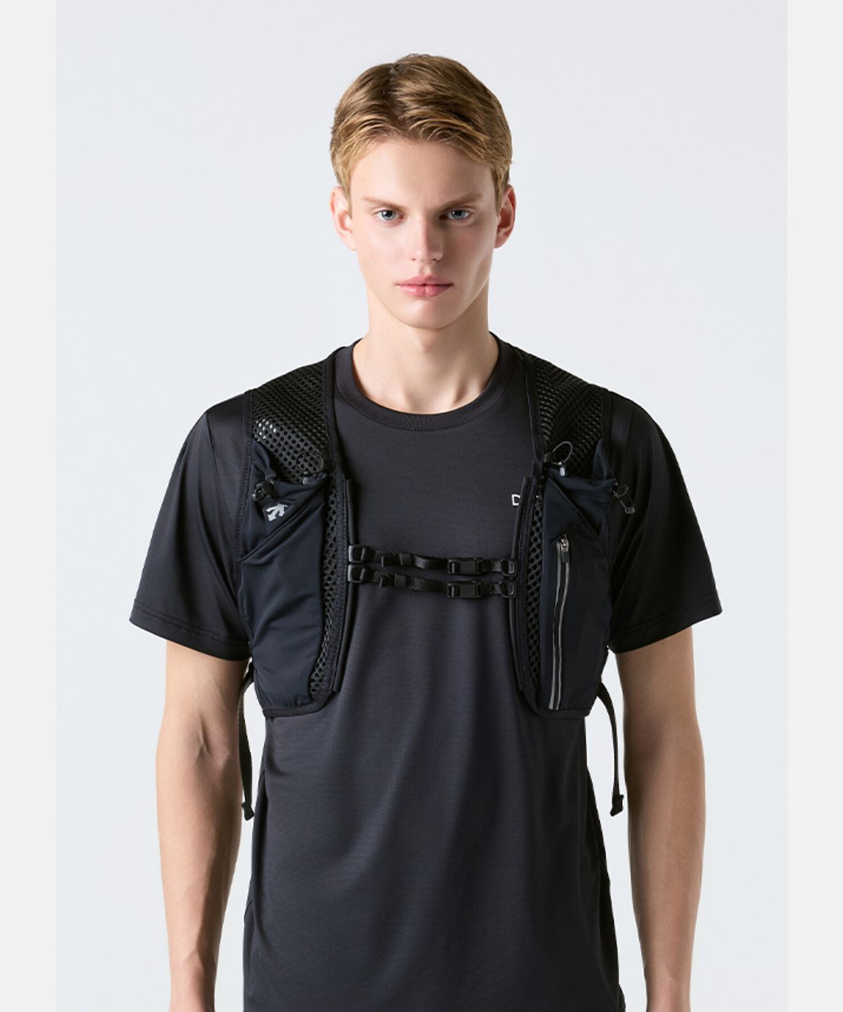 데상트(DESCENTE) 러닝 경량 베스트 블랙 SR123RBG1F