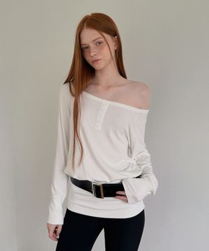 베인 언발 숄더 빅벨트 티셔츠