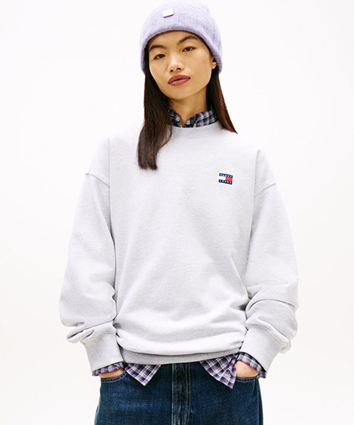 타미진스(TOMMY JEANS) 배지 크루넥 스웨트셔츠 (T32G0TTO25TMT2P08)