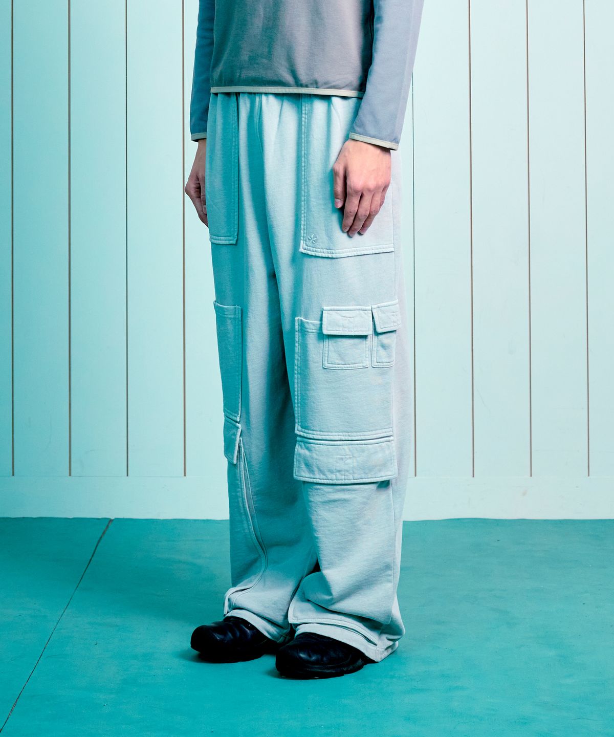 더콜디스트모먼트(THE COLDEST MOMENT) TCM pigment multi cargo sweat pants (light grey)