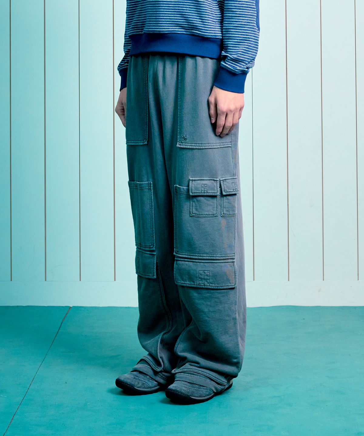 더콜디스트모먼트(THE COLDEST MOMENT) TCM pigment multi cargo sweat pants (charcoal)