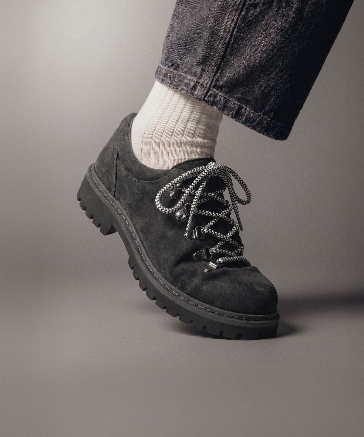 식스핏(6FT) [+4cm] TRAIL SUEDE TRACKERS (CHARCOAL)