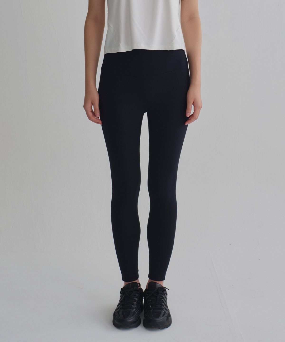 온유어오운(ONYOUROWN) BACK LABEL LOGO LEGGINGS (BLACK)